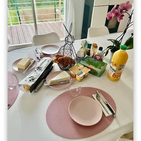 Oda ve Kahvaltı La Des Demoiselles 3*